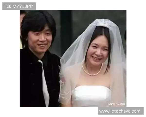 足球明星与其丰满妻子的幸福生活揭秘，爱情与事业的完美结合